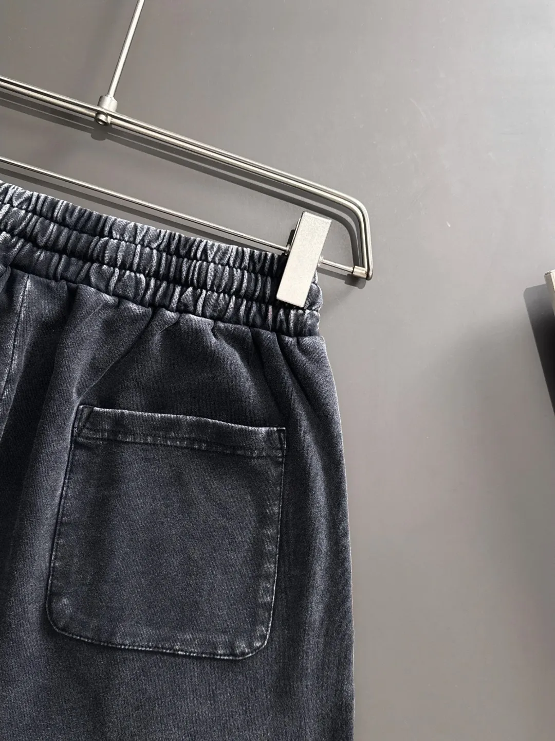 🅿️330 shipped next day. High-quality Stone Island/Stone Island 2025 spring and summer new elastic band casual solid color loose shorts. The hem of the trousers is stitched with two stitches. The stitching is fine and firm. The fabrics customized by the counter are highly breathable and comfortable. The details are impeccable. The design concept of brand elements reflects high quality. It feels delicate and soft! It presents a casual cut and the upper body shape is great! Size: S-XXL